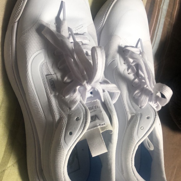 All white ultrarange Exos size 9 women’s , worn ONCE, a little snug on me - Picture 4 of 4